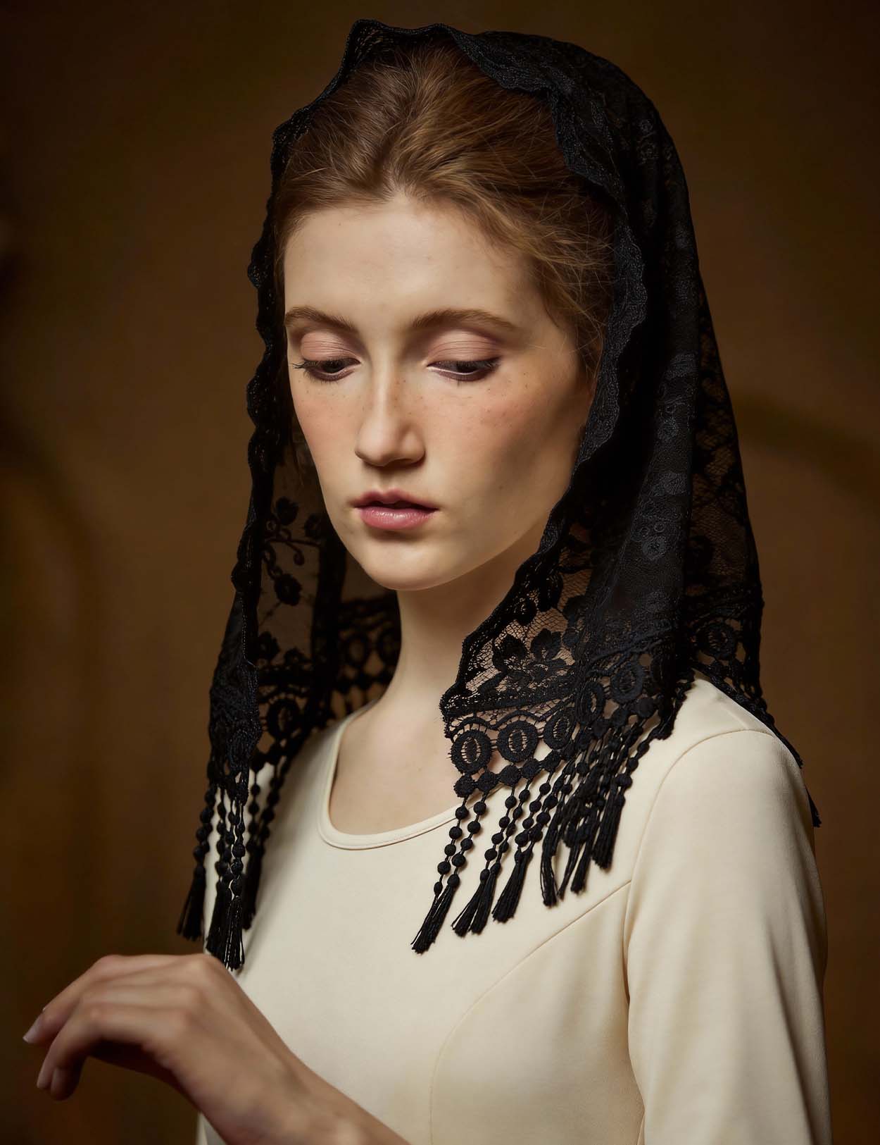 Velo de capilla color marfil con bordado floral y borlas largas