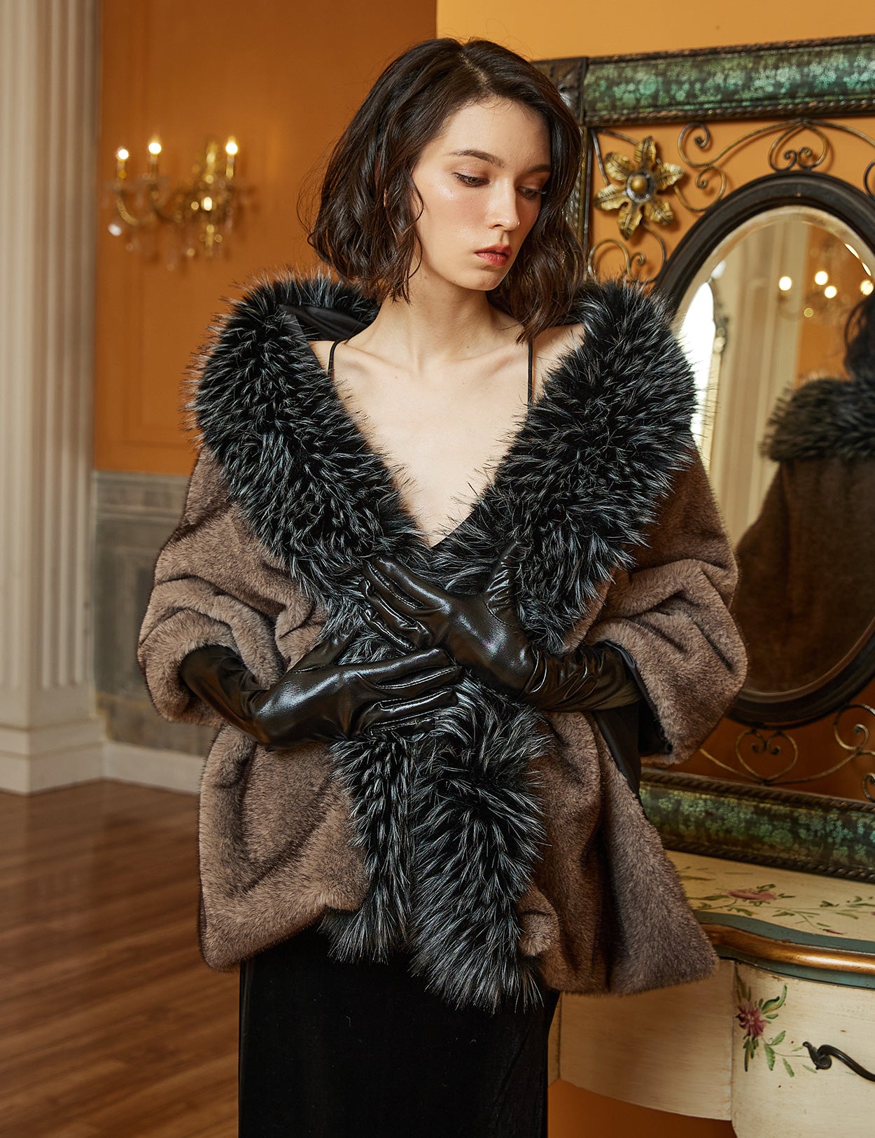 وشاح زفاف فاخر مزين بفرو المنك والثعلب الصناعي