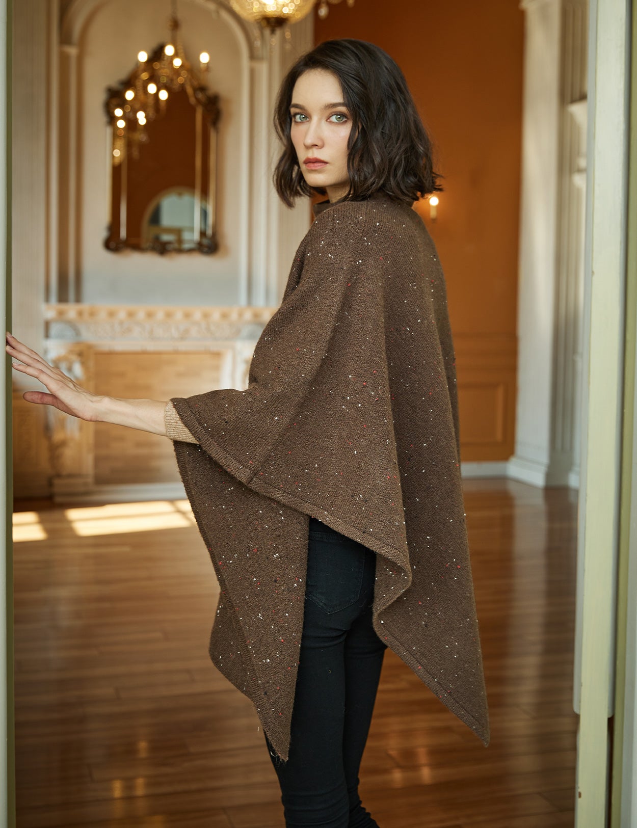 Poncho de punto acogedor con cuello de pelo