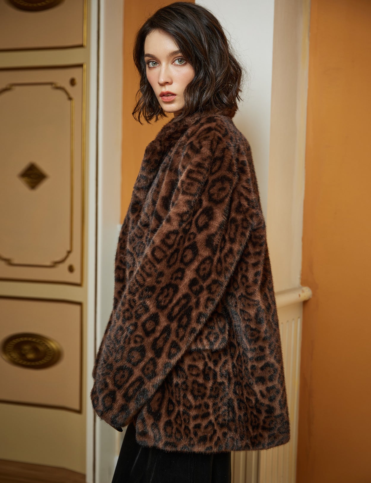 Abrigo extragrande de piel sintética de leopardo para mujer con bolsillos y solapas