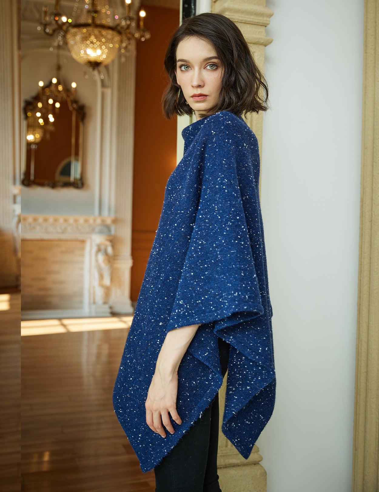 Poncho de punto acogedor con cuello de pelo