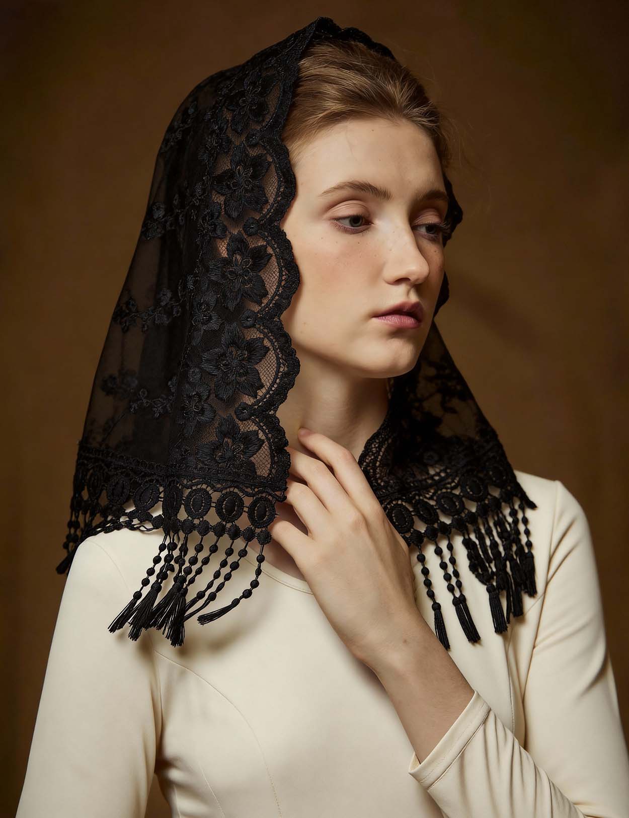 Velo de capilla color marfil con bordado floral y borlas largas