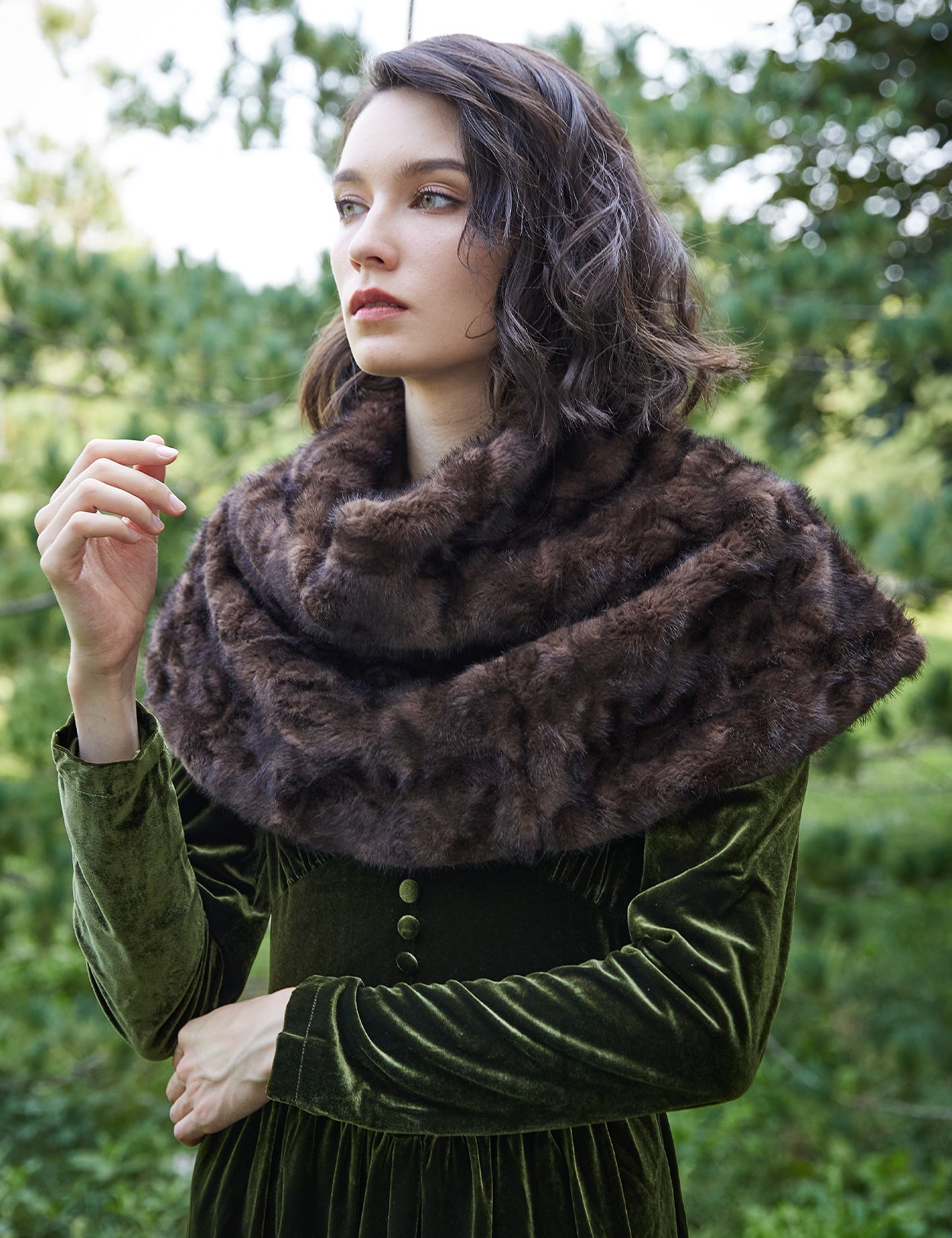 Capa Curta Medieval de Pêlo Falso com Gola Alta
