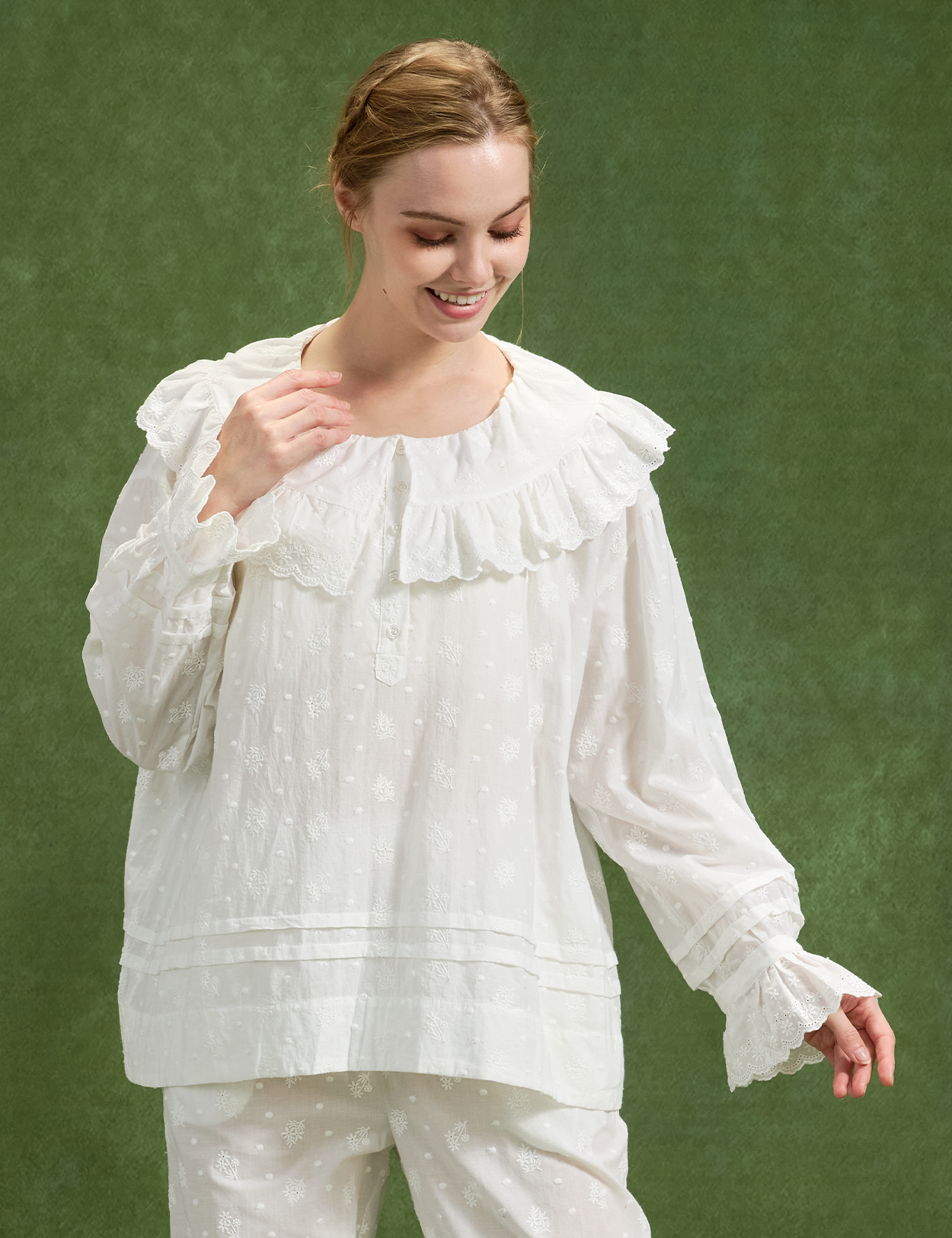 Blusa de algodón con bordado floral, cuello con volantes y dobladillo con volantes