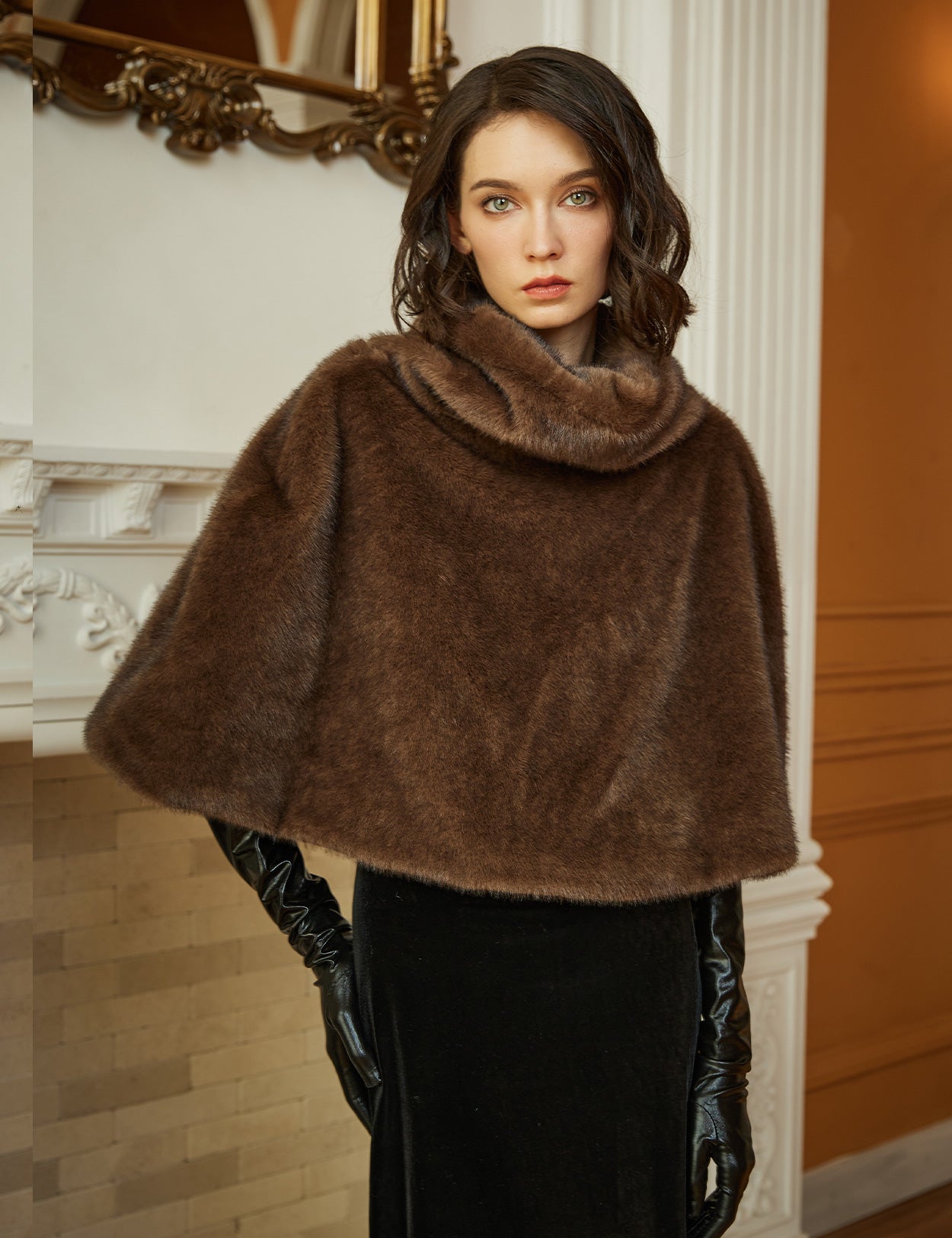 Camisola Curta com Capa para Senhora: Top com Gola Alta de Pêlo Artificial