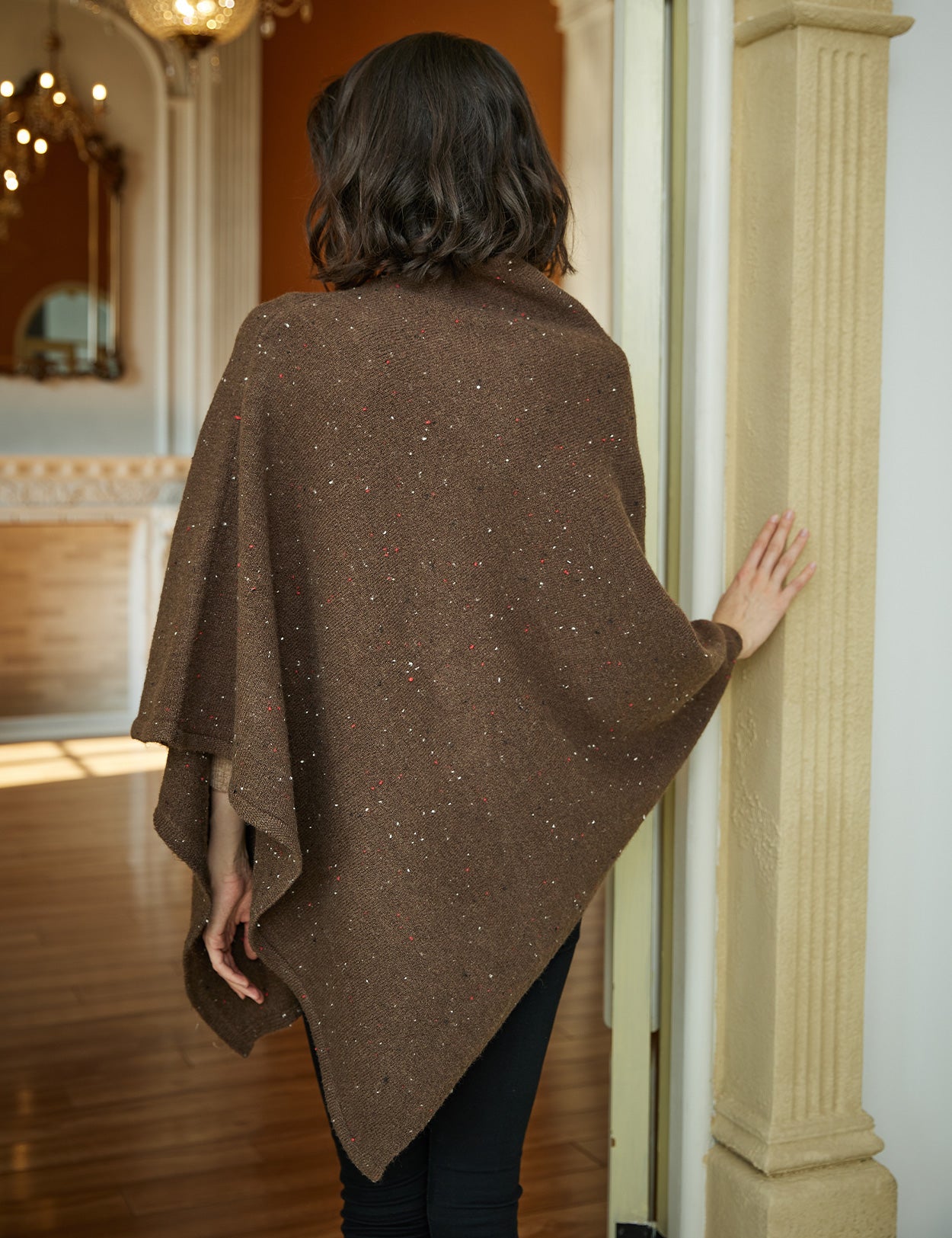 Poncho de punto acogedor con cuello de pelo