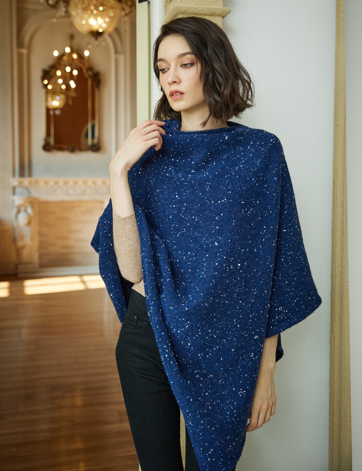 Poncho de punto acogedor con cuello de pelo