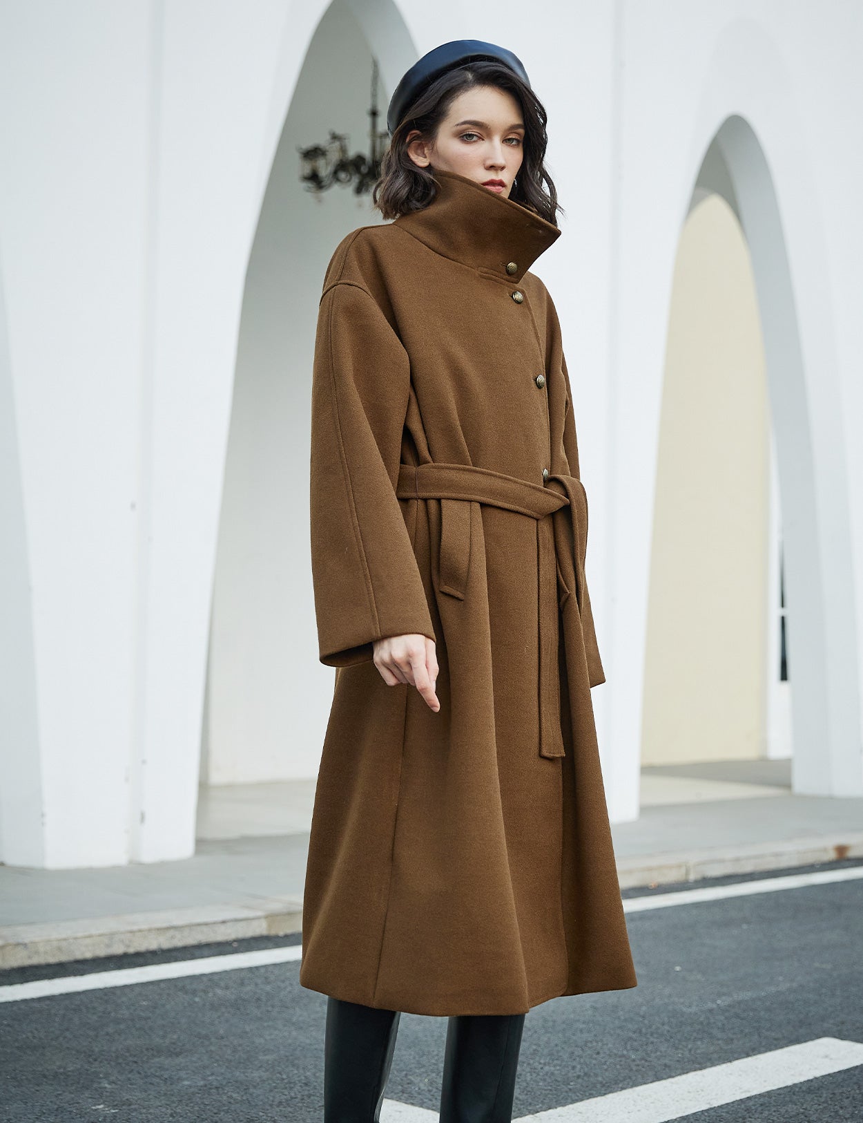 Casaco comprido de lã com cinto e bolsos