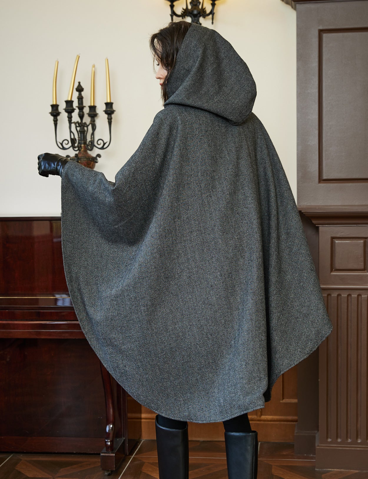 Cape à capuche en tweed pour femme avec ceinture et doublure en satin