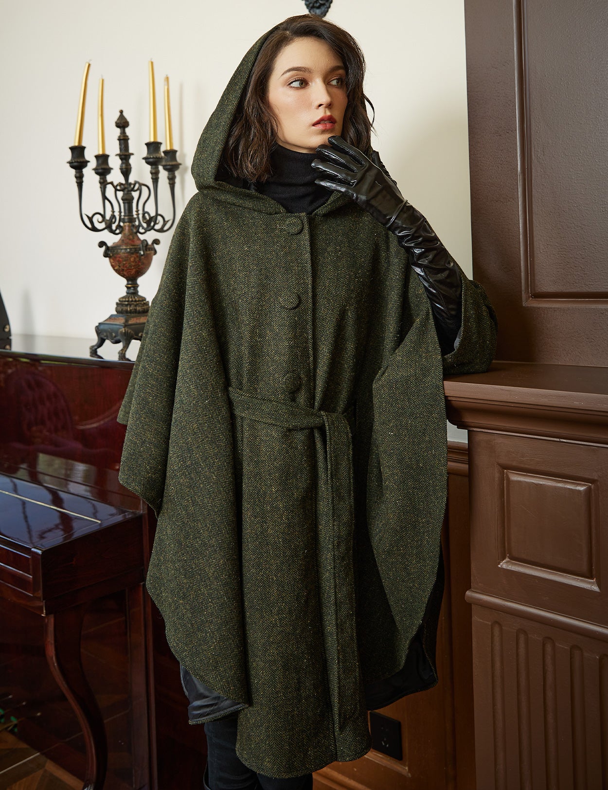 Cape à capuche en tweed pour femme avec ceinture et doublure en satin