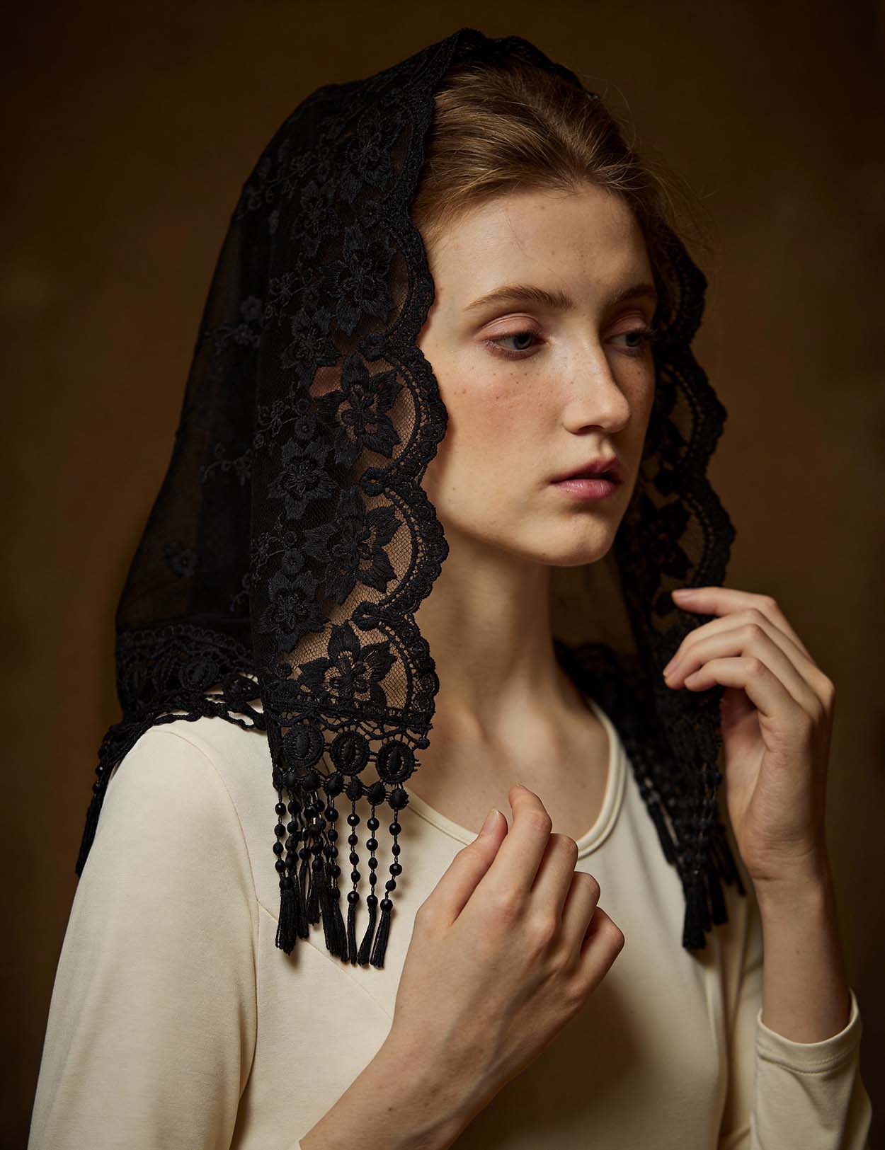 Velo de capilla color marfil con bordado floral y borlas largas