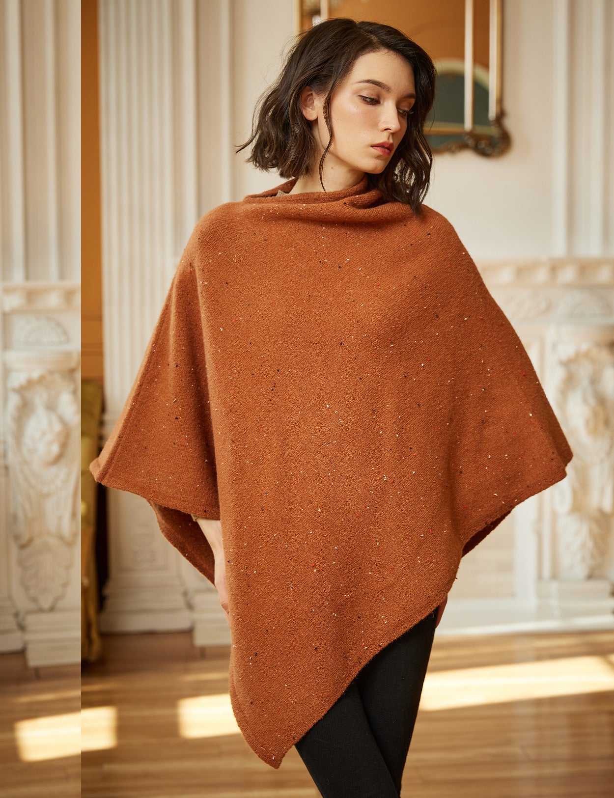 Kuscheliger Strickponcho mit flauschigem Kragen