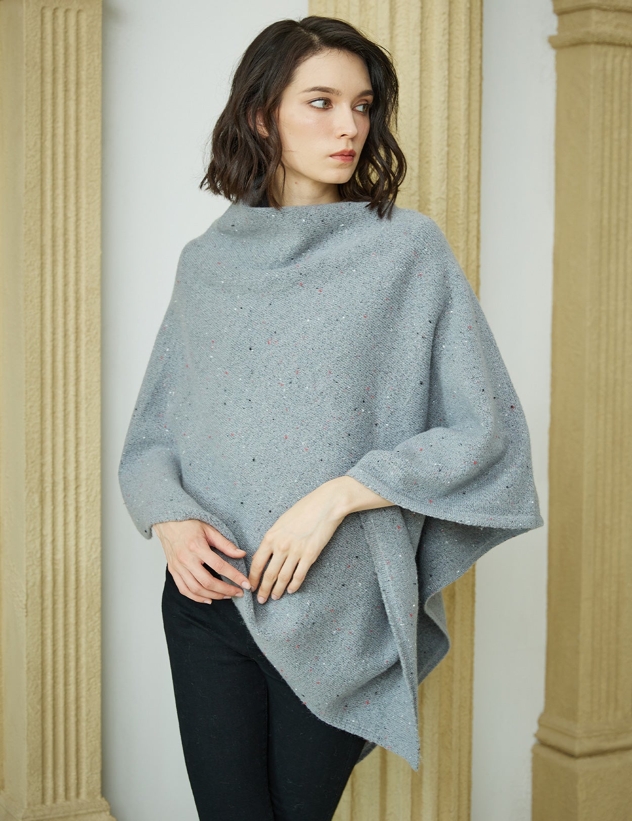 Poncho de punto acogedor con cuello de pelo