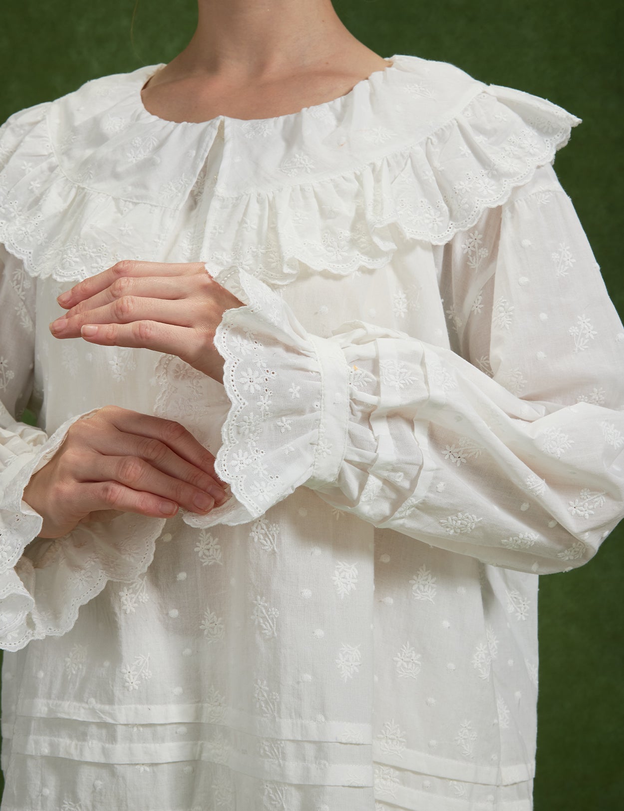 Blusa de algodón con bordado floral, cuello con volantes y dobladillo con volantes