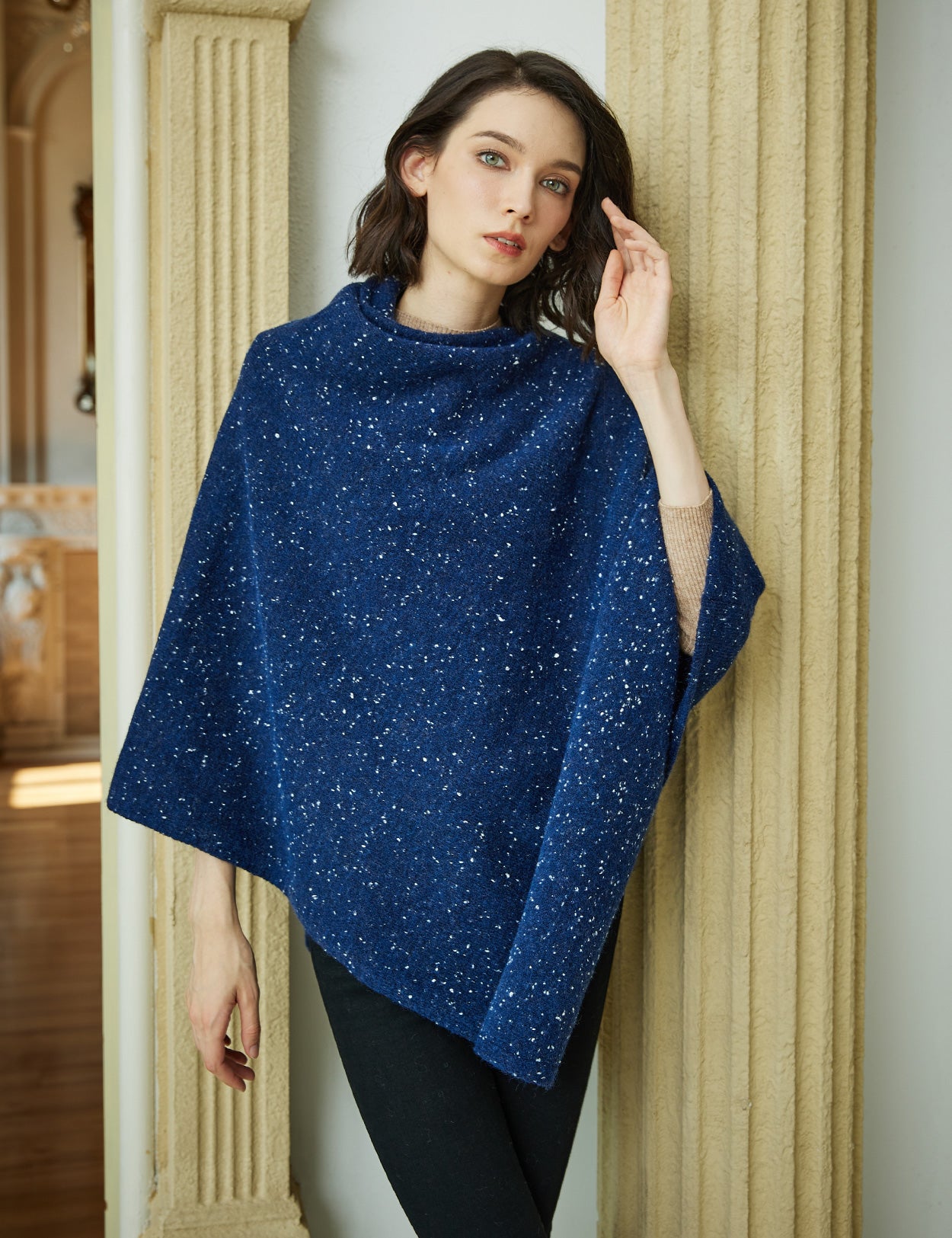 Poncho de punto acogedor con cuello de pelo