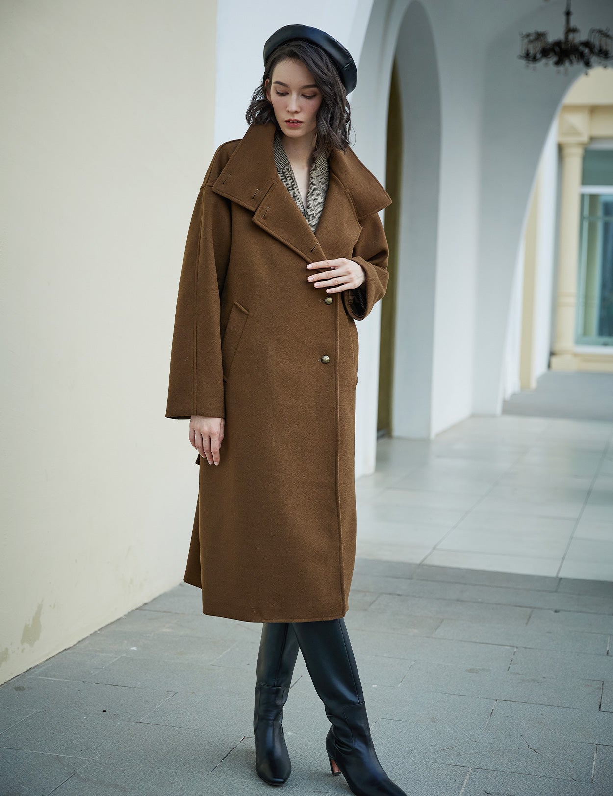 Casaco comprido de lã com cinto e bolsos