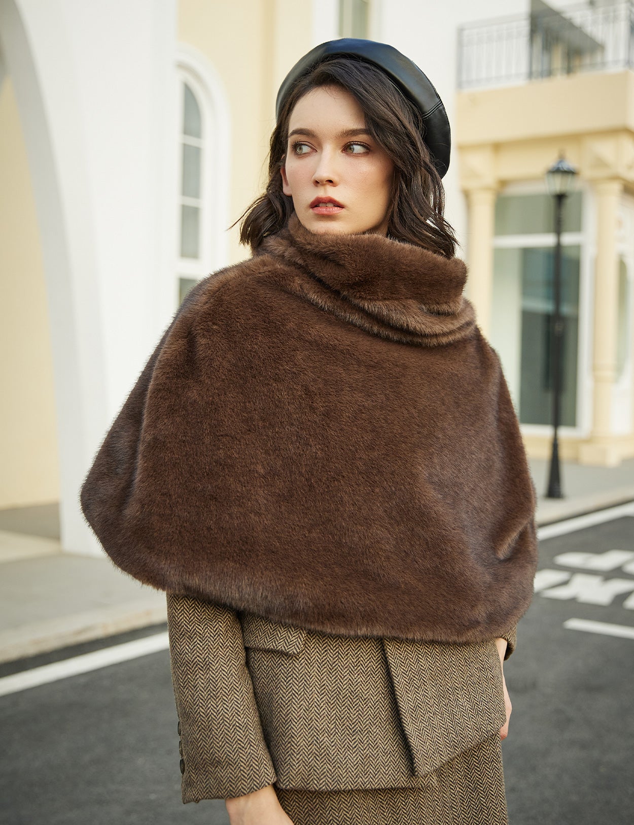 Camisola Curta com Capa para Senhora: Top com Gola Alta de Pêlo Artificial