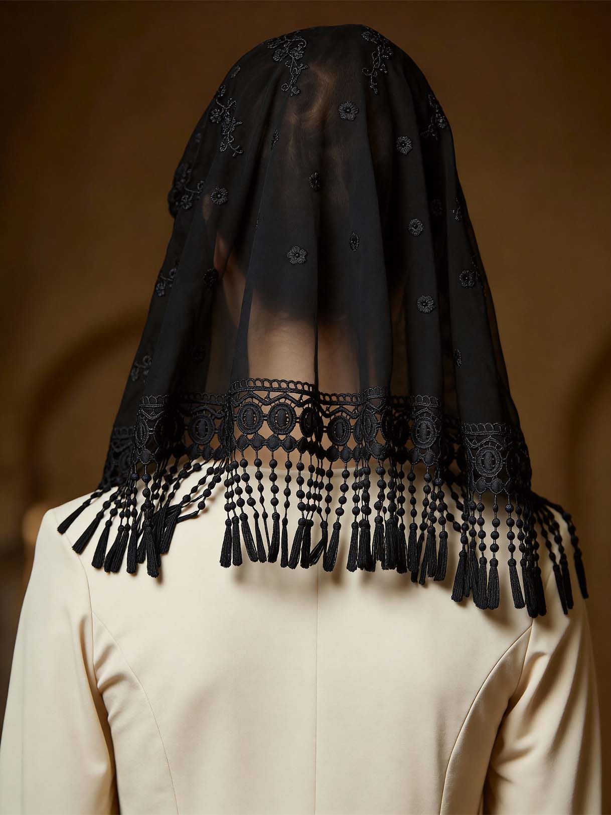 Velo de capilla color marfil con bordado floral y borlas largas
