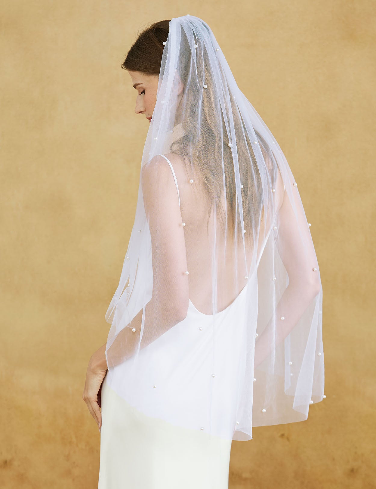 Single Layer Pearl Bridal Veil with Metal Comb - Elegant Wedding Accessory (2 Colors / 6 Lengths)