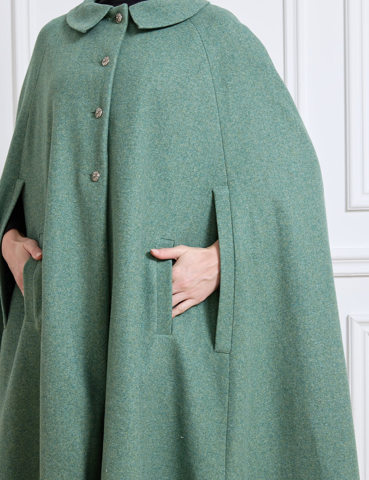 Umhang aus Wollmischung mit geschlitzten Ärmeln und Taschen | Warmer Winterumhang - Grün