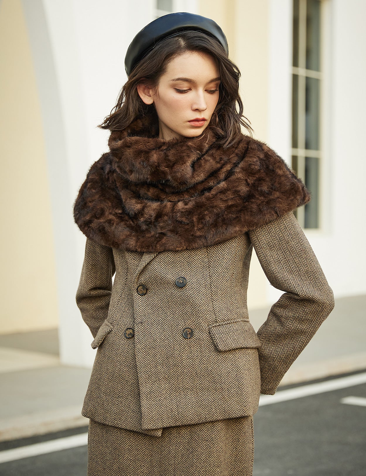 Capa Curta Medieval de Pêlo Falso com Gola Alta