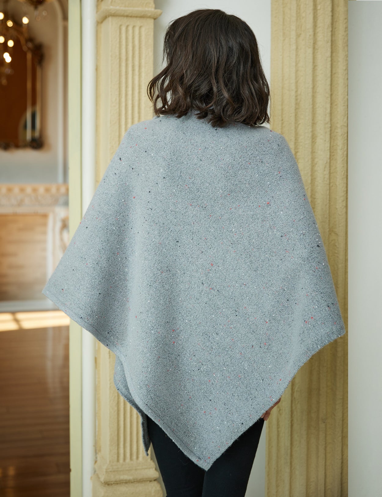 Poncho de punto acogedor con cuello de pelo