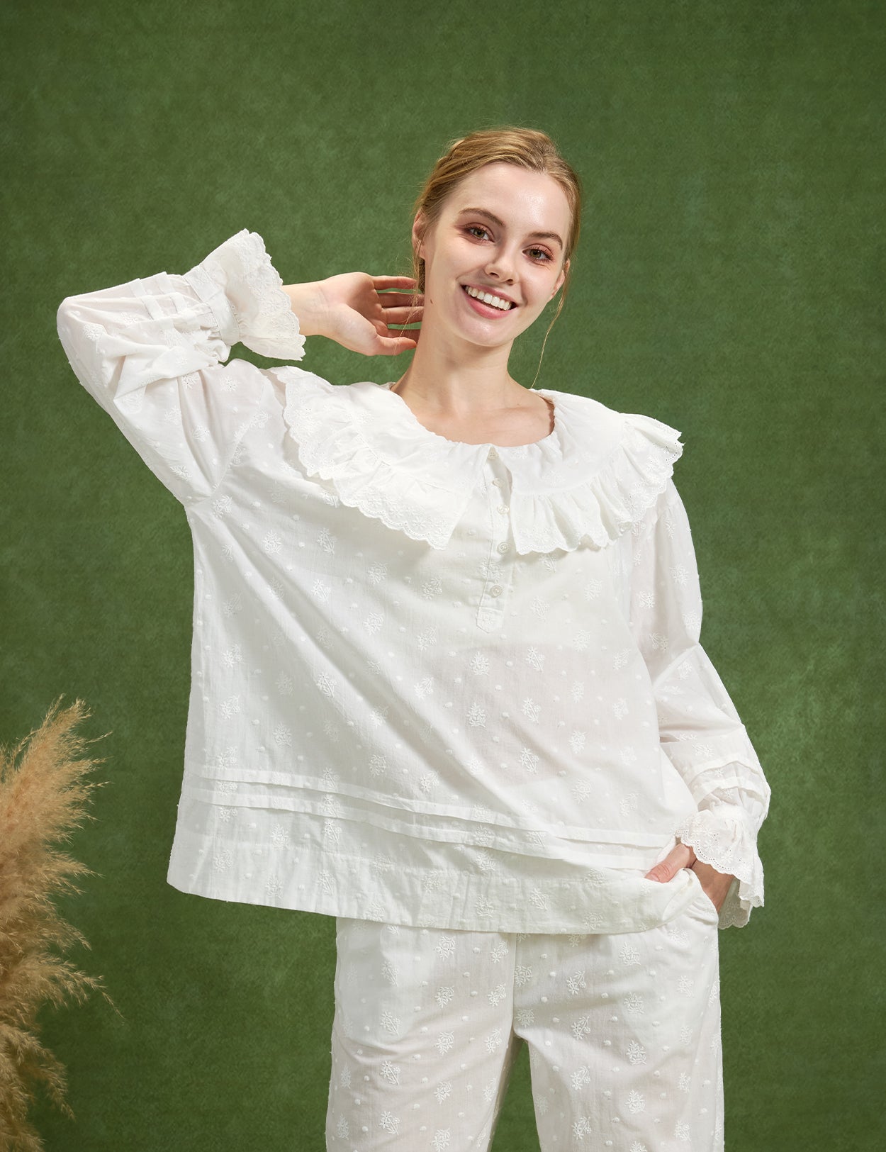 Geprägtes Baumwoll-Top mit Blumenmuster, Rüschenkragen und Volantsaum