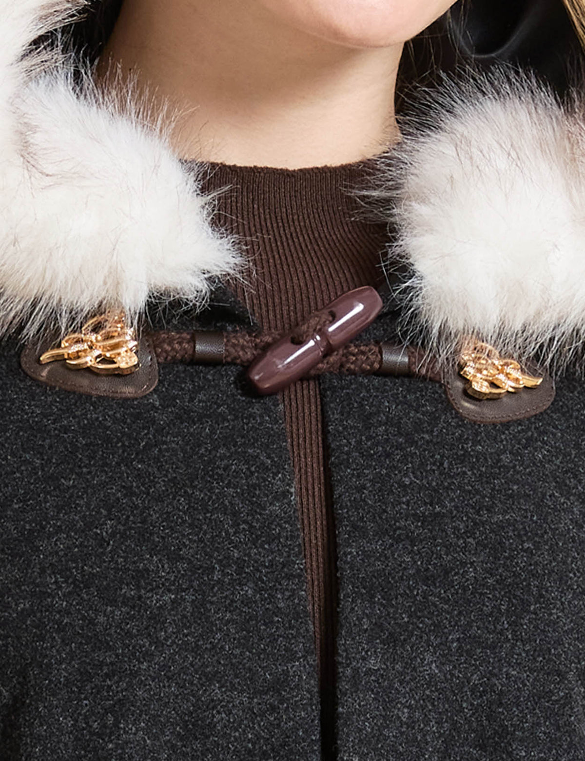 Beautelicate black wool cloak, highlighting a wind-protective wrapped structure and a cozy faux fur hood, immersing you in a comfortable and romantic fairytale aesthetic against the winter chill.