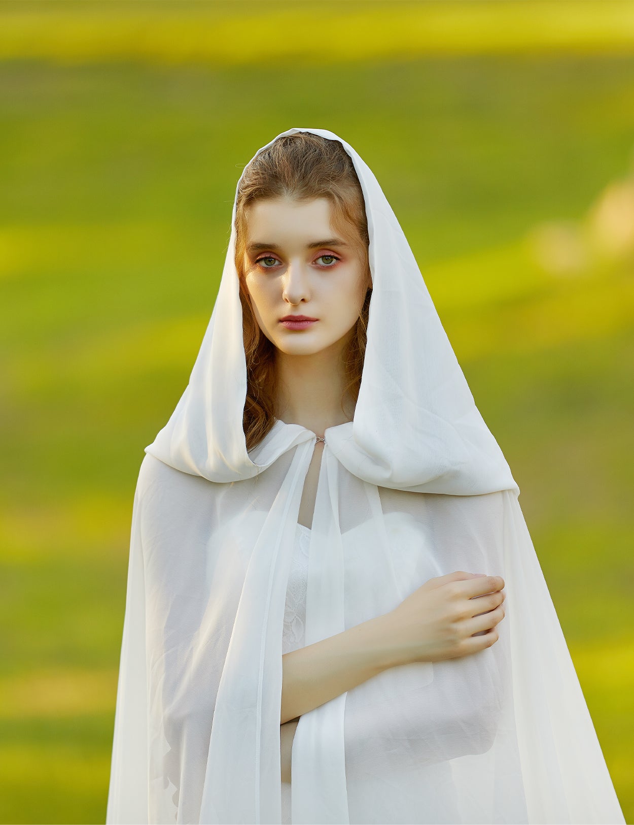 Cape de mariage médiévale éthérée avec capuche et traîne