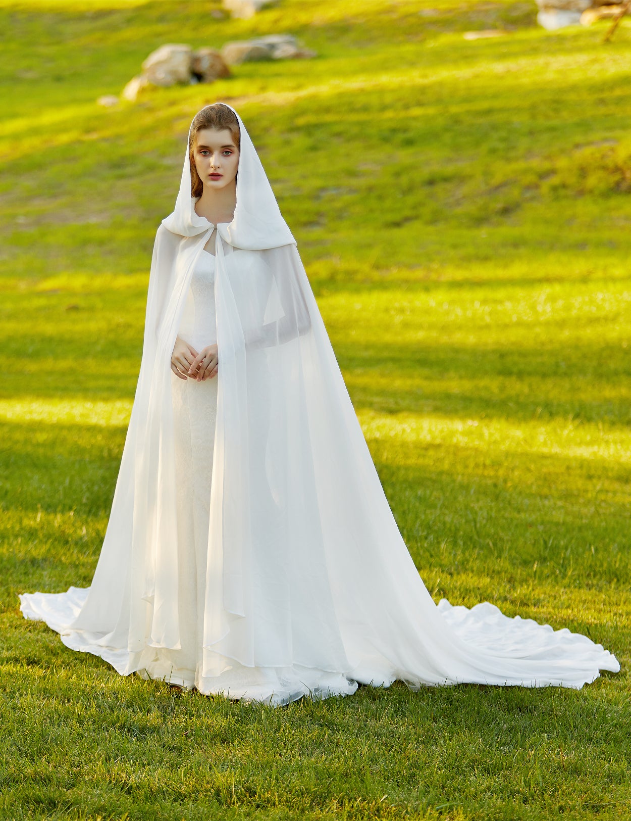 Ätherischer mittelalterlicher Hochzeitsumhang mit Kapuze und Schleppe