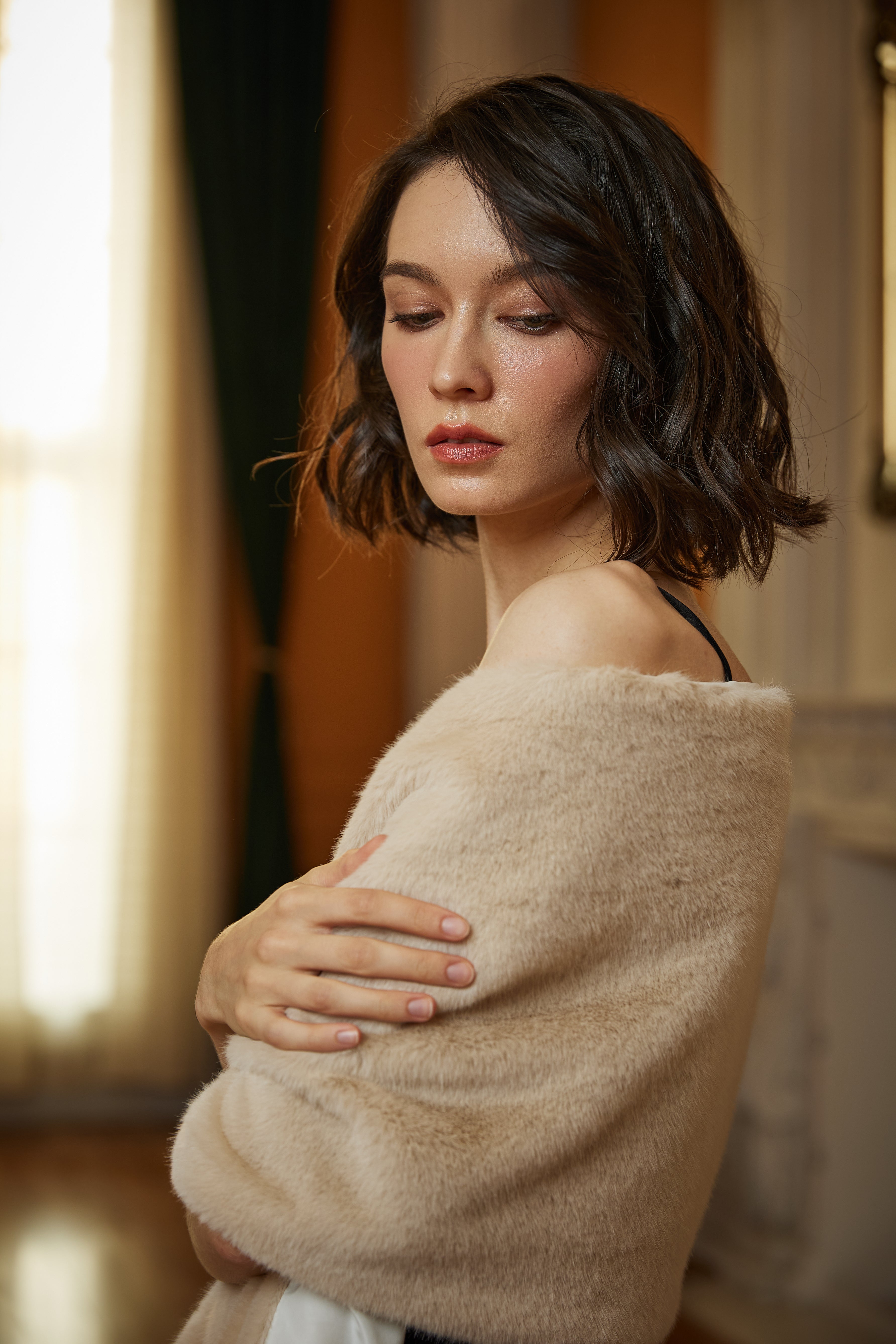 Women's faux fur wedding shawl