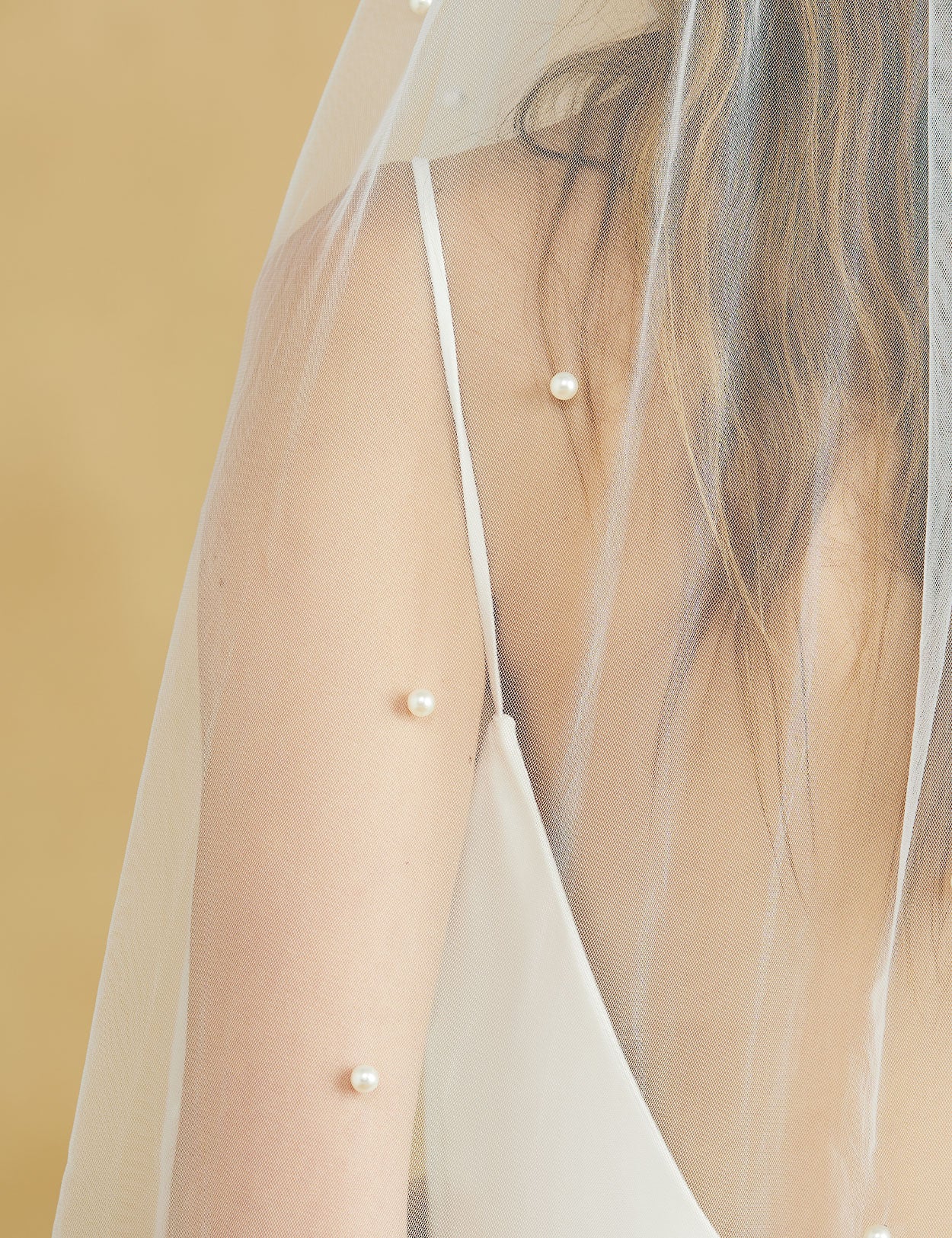 single layer pearl bridal veil with metal comb details