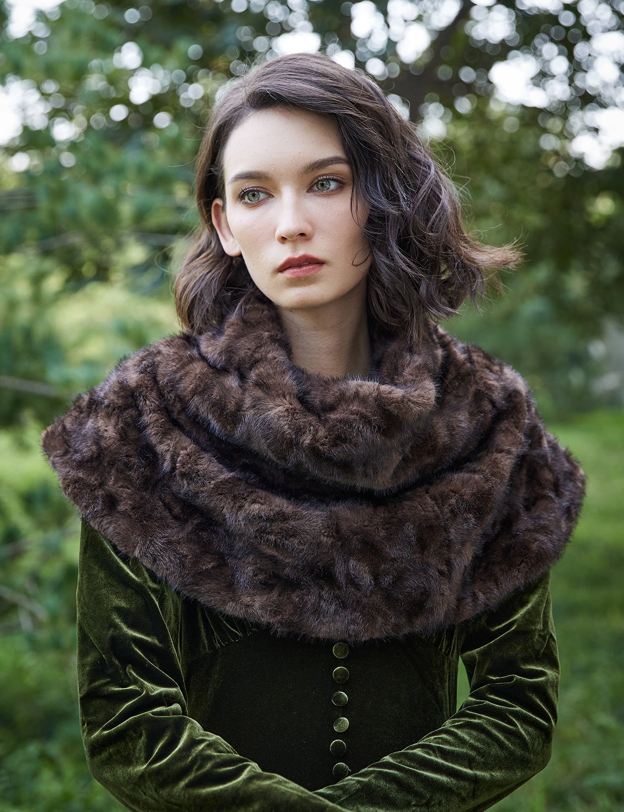 Capa Curta Medieval de Pêlo Falso com Gola Alta