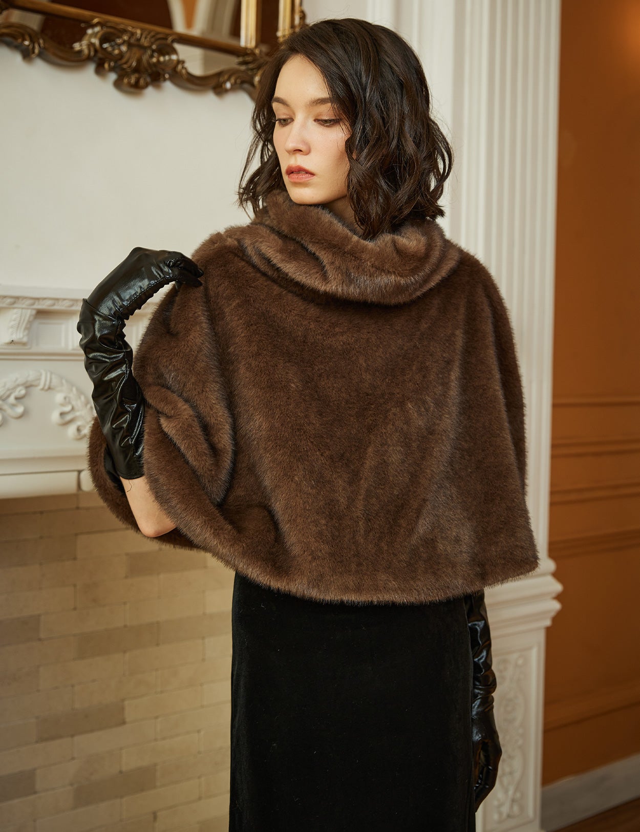 Camisola Curta com Capa para Senhora: Top com Gola Alta de Pêlo Artificial