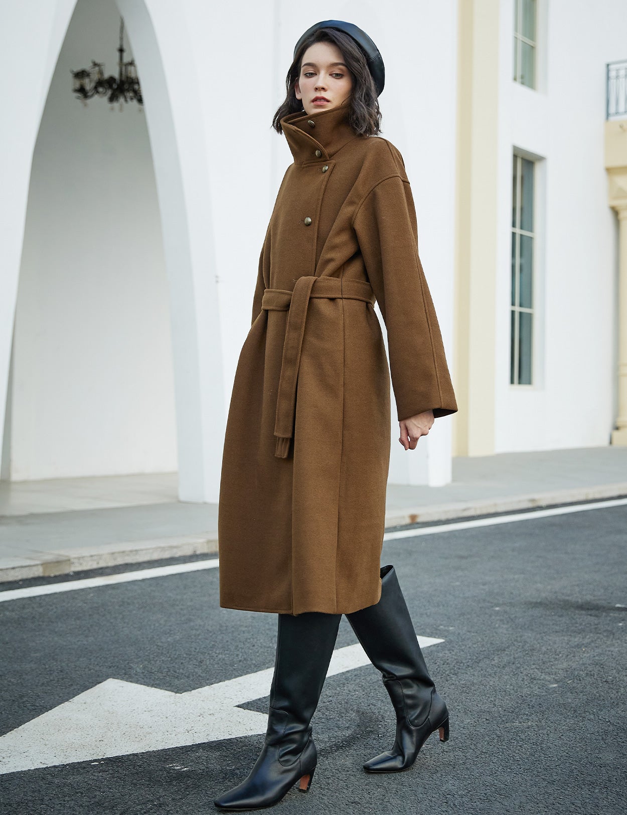 Casaco comprido de lã com cinto e bolsos