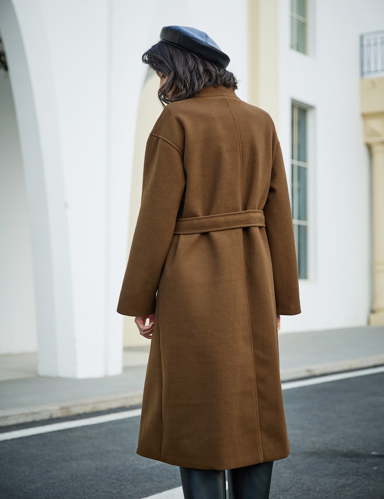 Casaco comprido de lã com cinto e bolsos