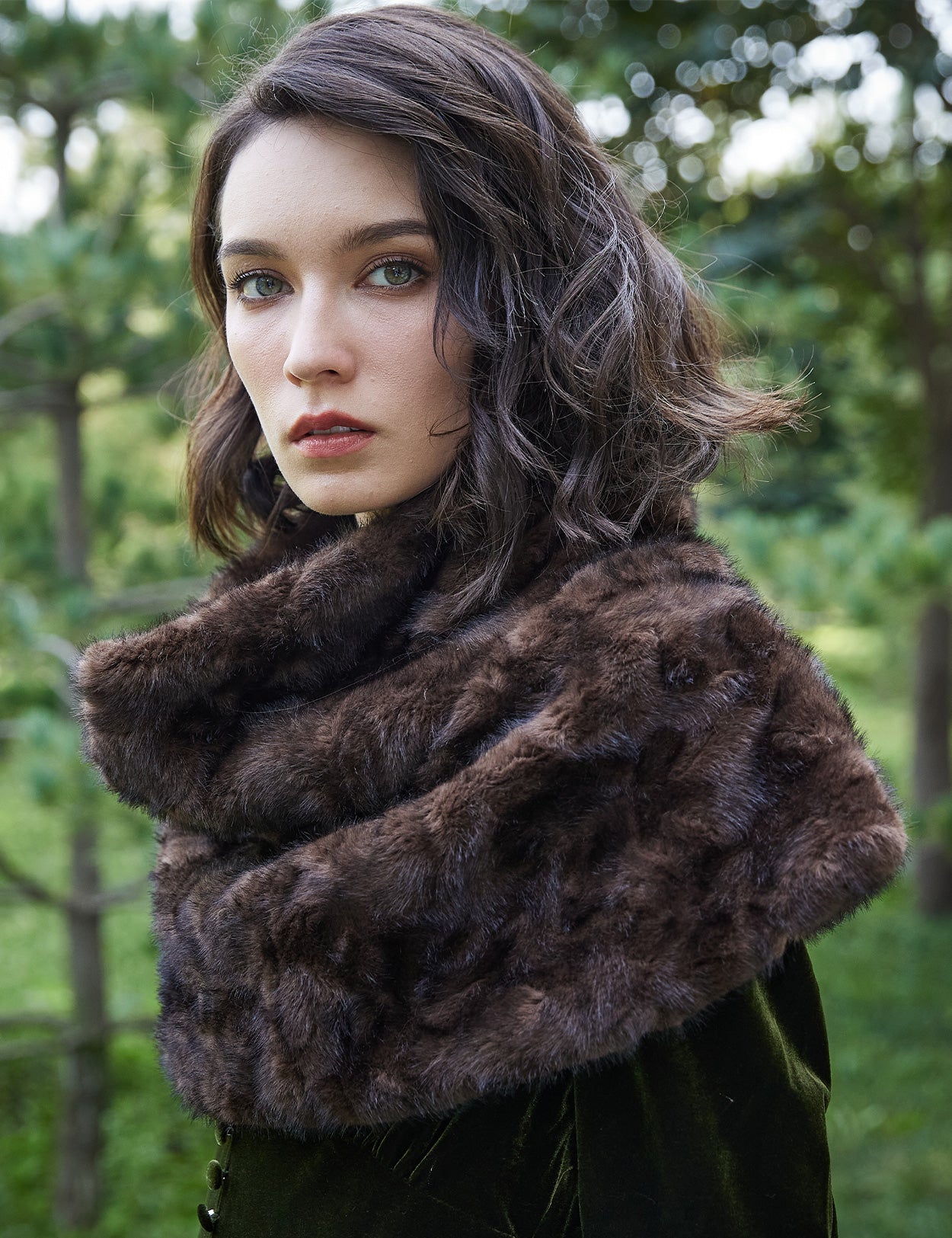 Capa Curta Medieval de Pêlo Falso com Gola Alta