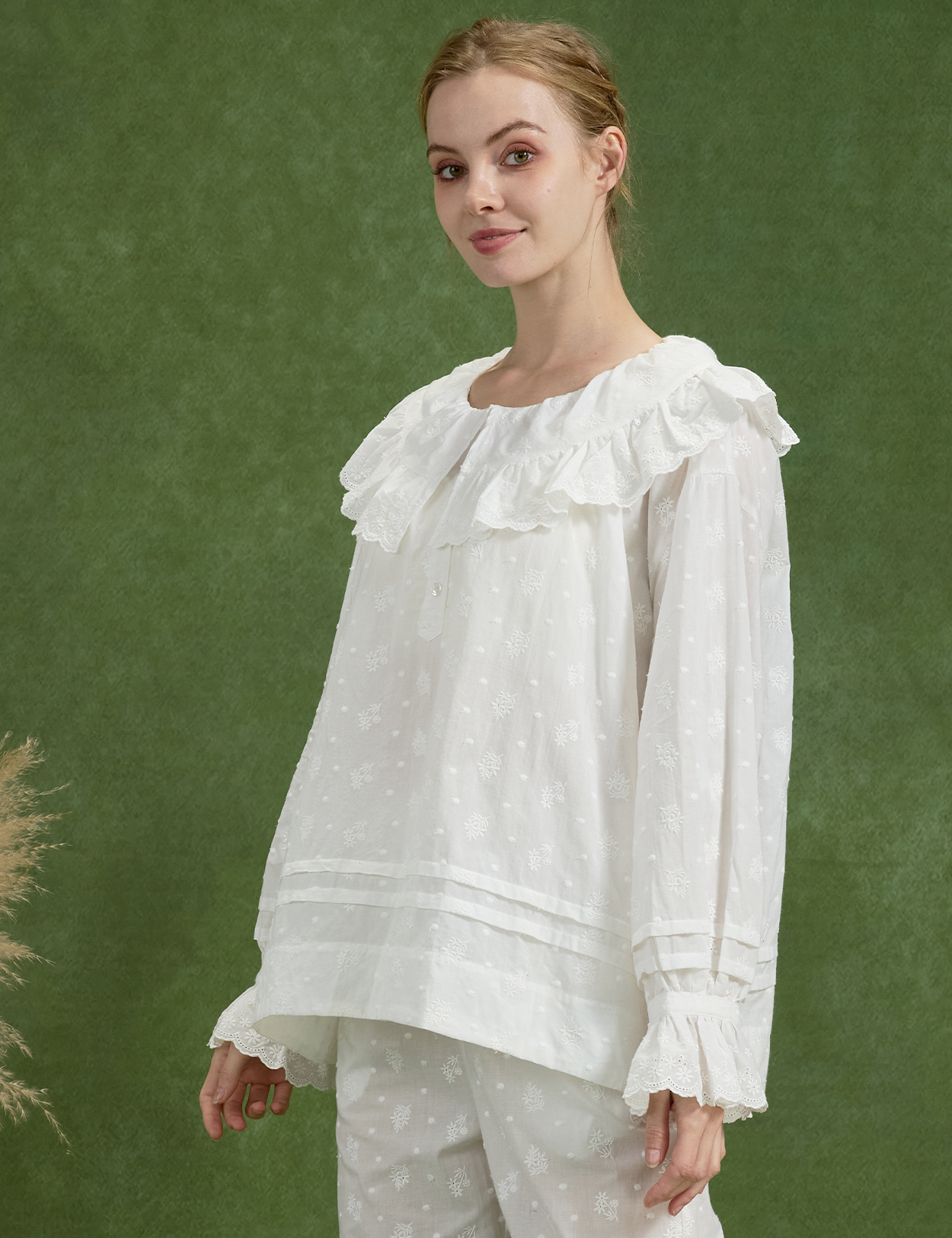 Blusa de algodón con bordado floral, cuello con volantes y dobladillo con volantes