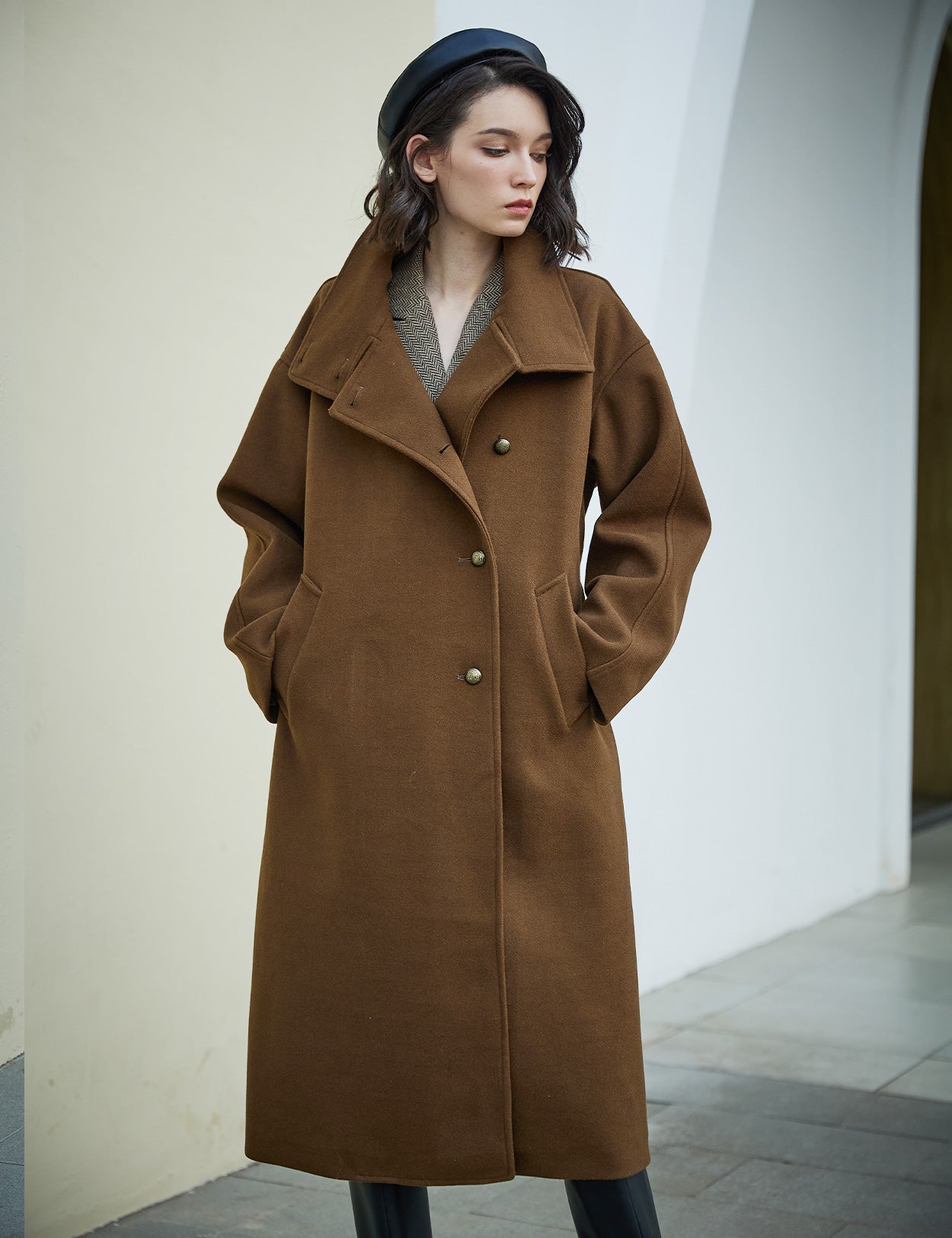 Casaco comprido de lã com cinto e bolsos