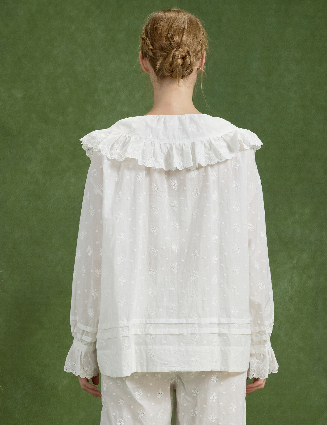 Blusa de algodón con bordado floral, cuello con volantes y dobladillo con volantes