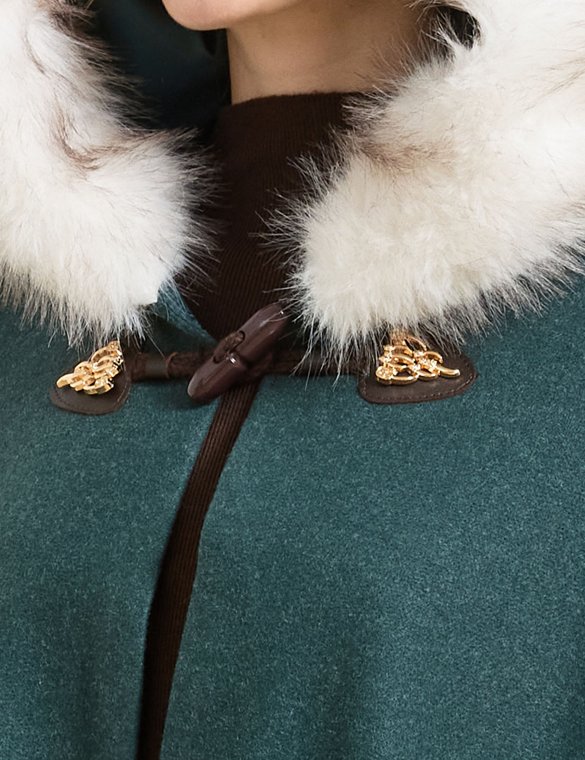 Beautelicate forest green vintage inspired cloak, featuring a classic horn toggle and soft faux fur trim, evoking a comfortable and romantic winter woodland vibe.