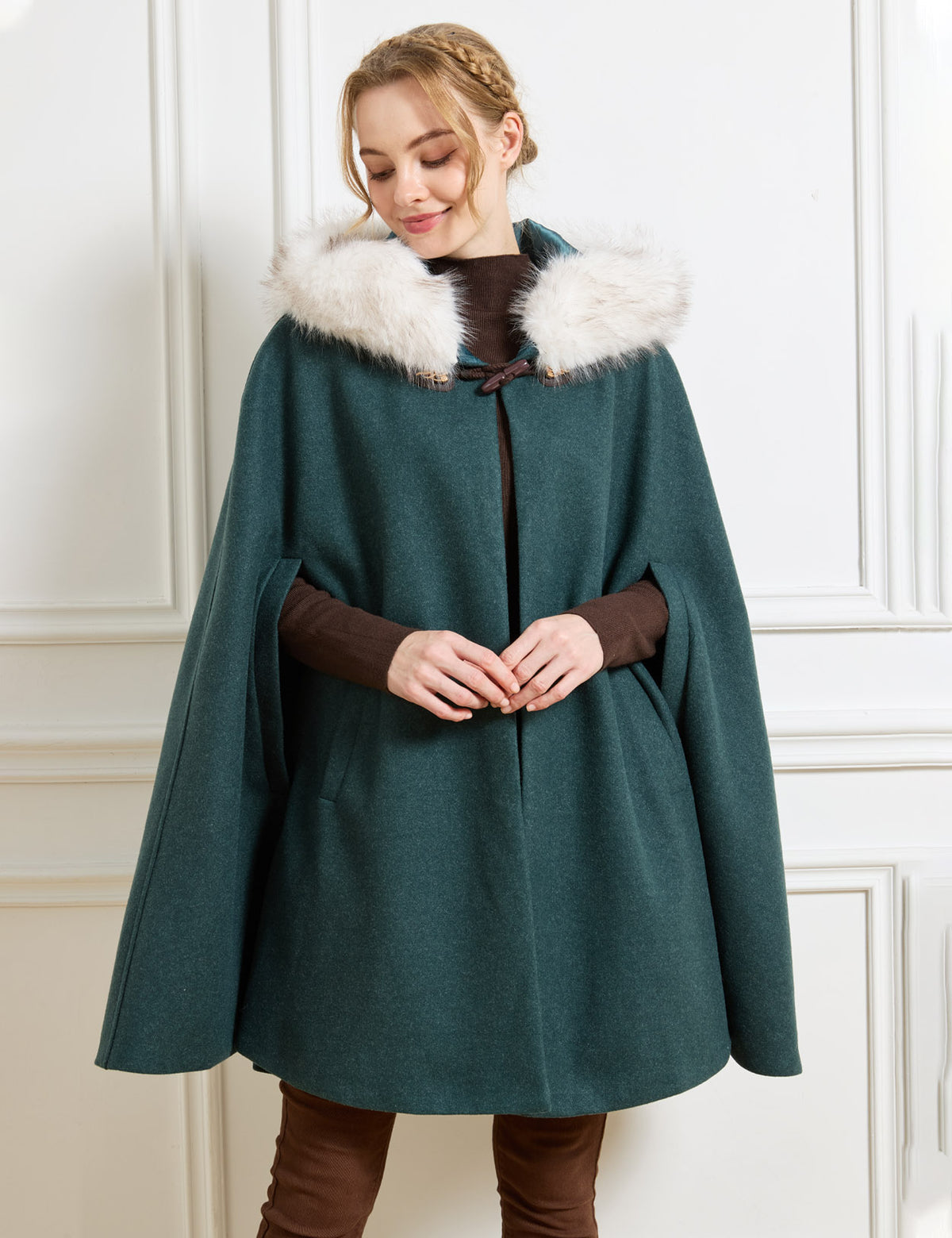 Beautelicate forest green winter cloak, highlighting a wind-protective wrapped structure and deep front drape, immersing you in a comfortable fairytale aesthetic against the cold.