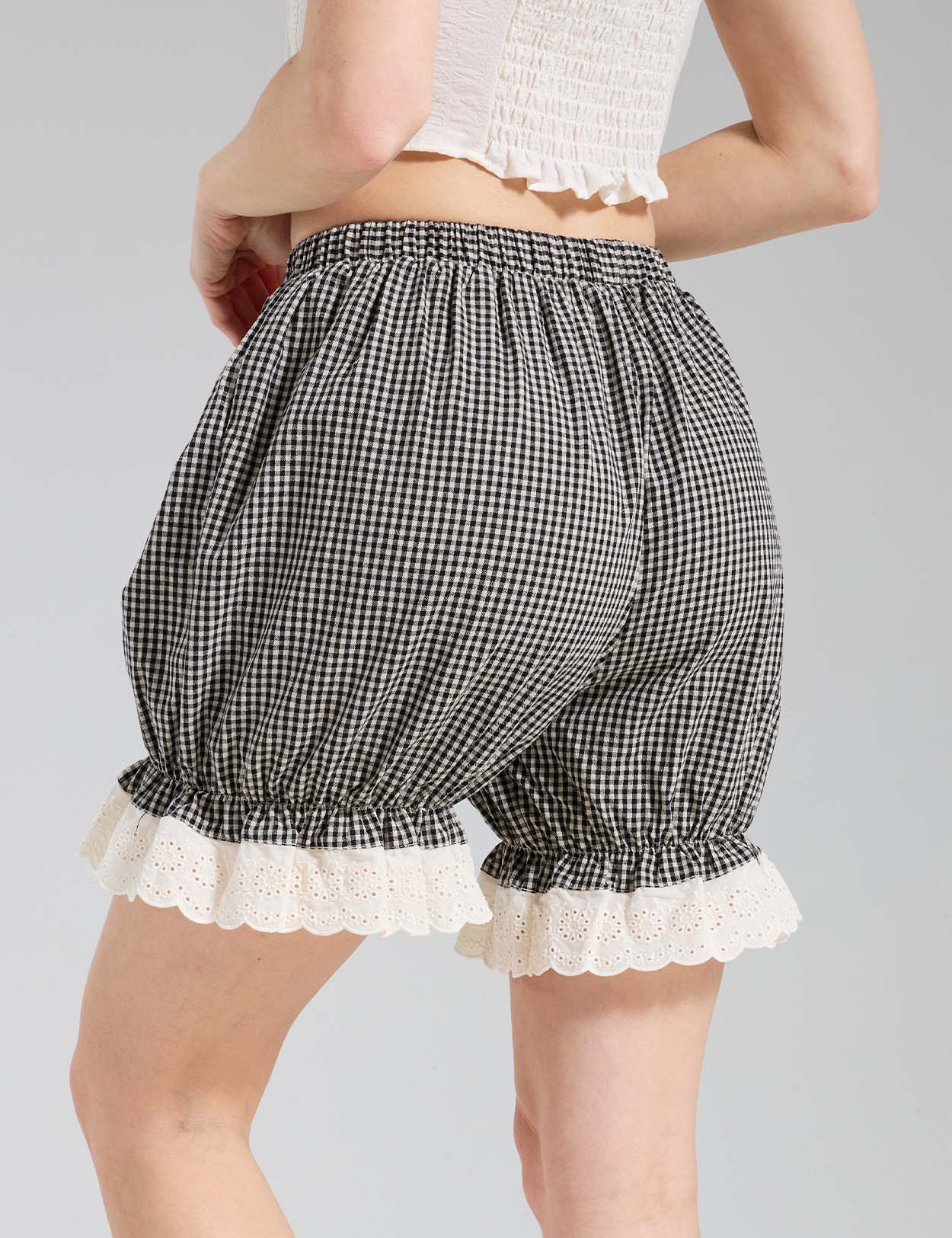 Back view of Beautelicate cotton gingham pumpkin bloomers with scalloped eyelet lace trim