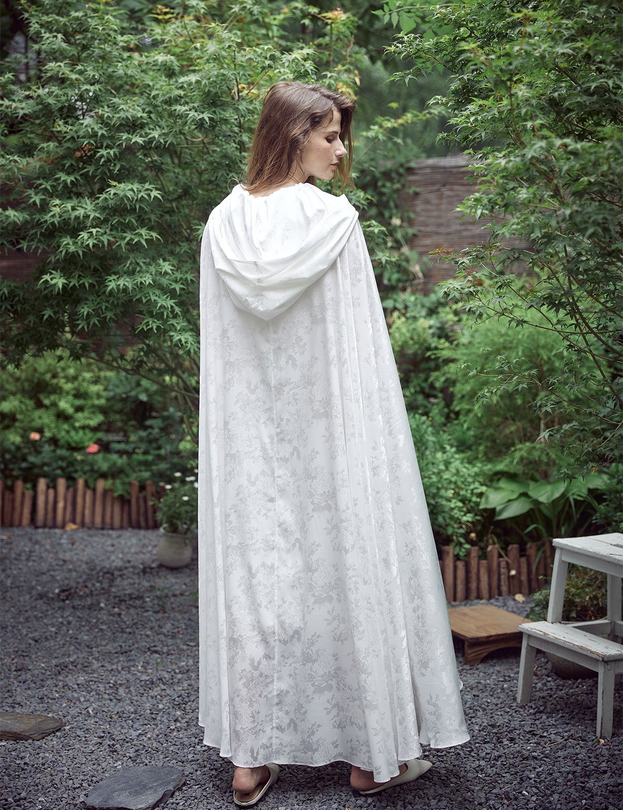 Élégante cape de mariée en satin floral : longueur au sol et traîne cathédrale