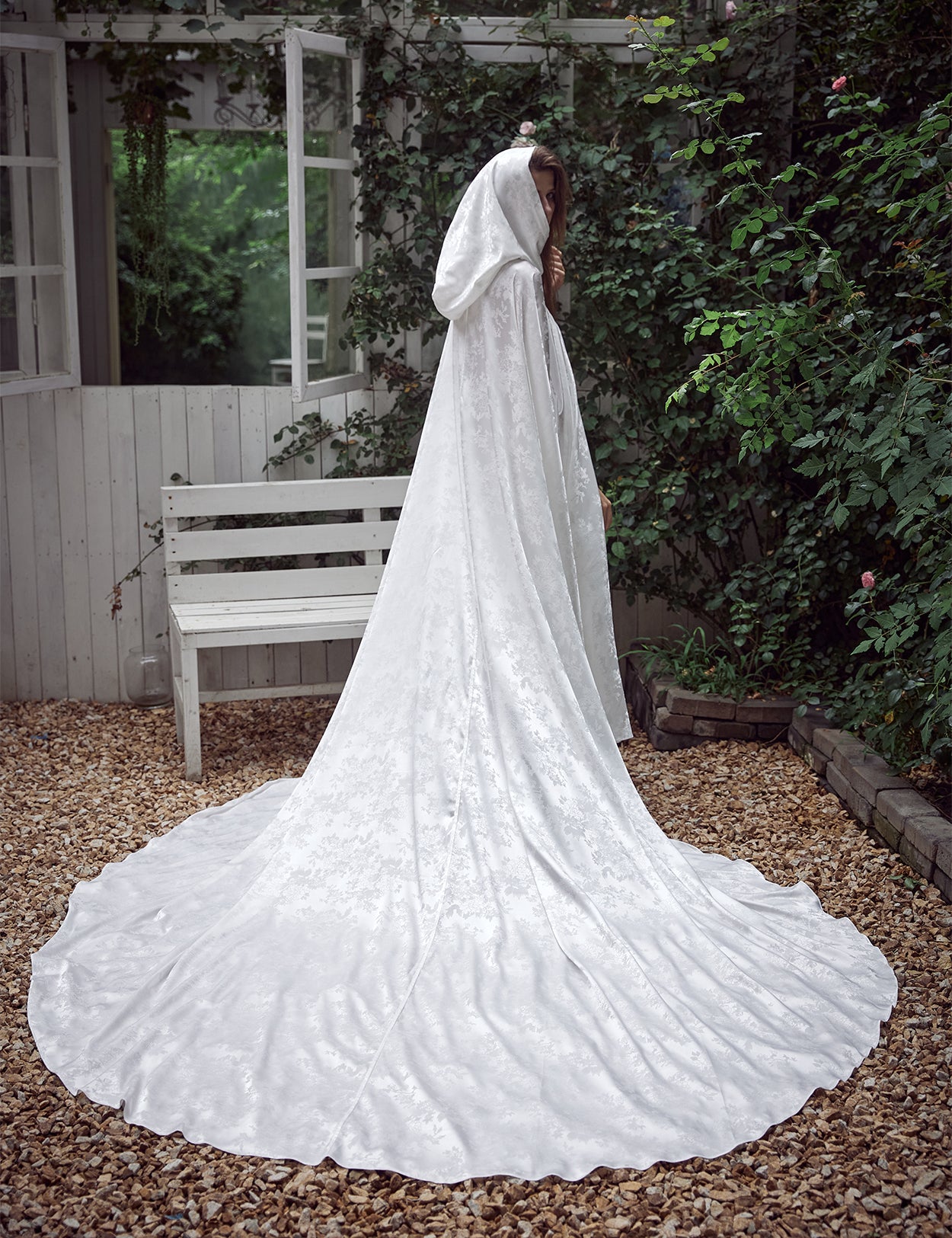 Élégante cape de mariée en satin floral : longueur au sol et traîne cathédrale