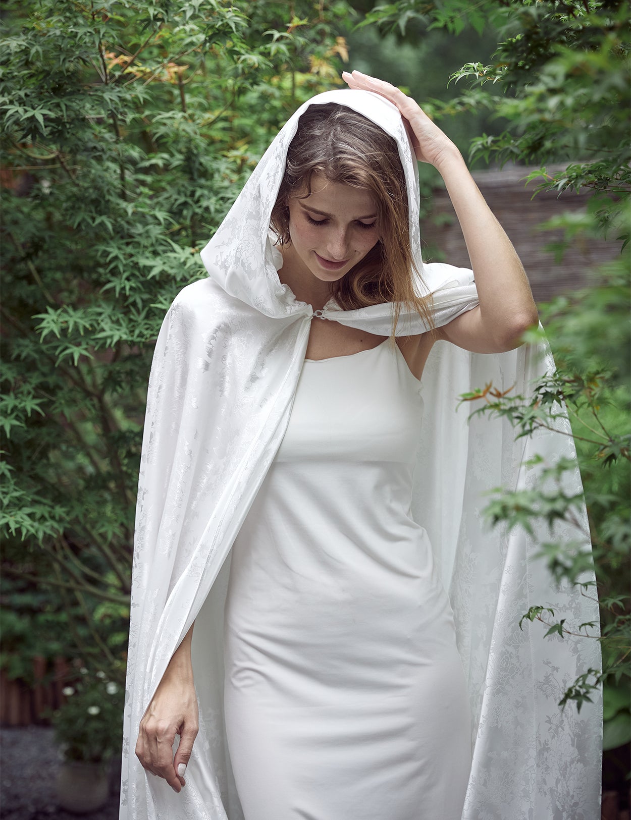 Élégante cape de mariée en satin floral : longueur au sol et traîne cathédrale