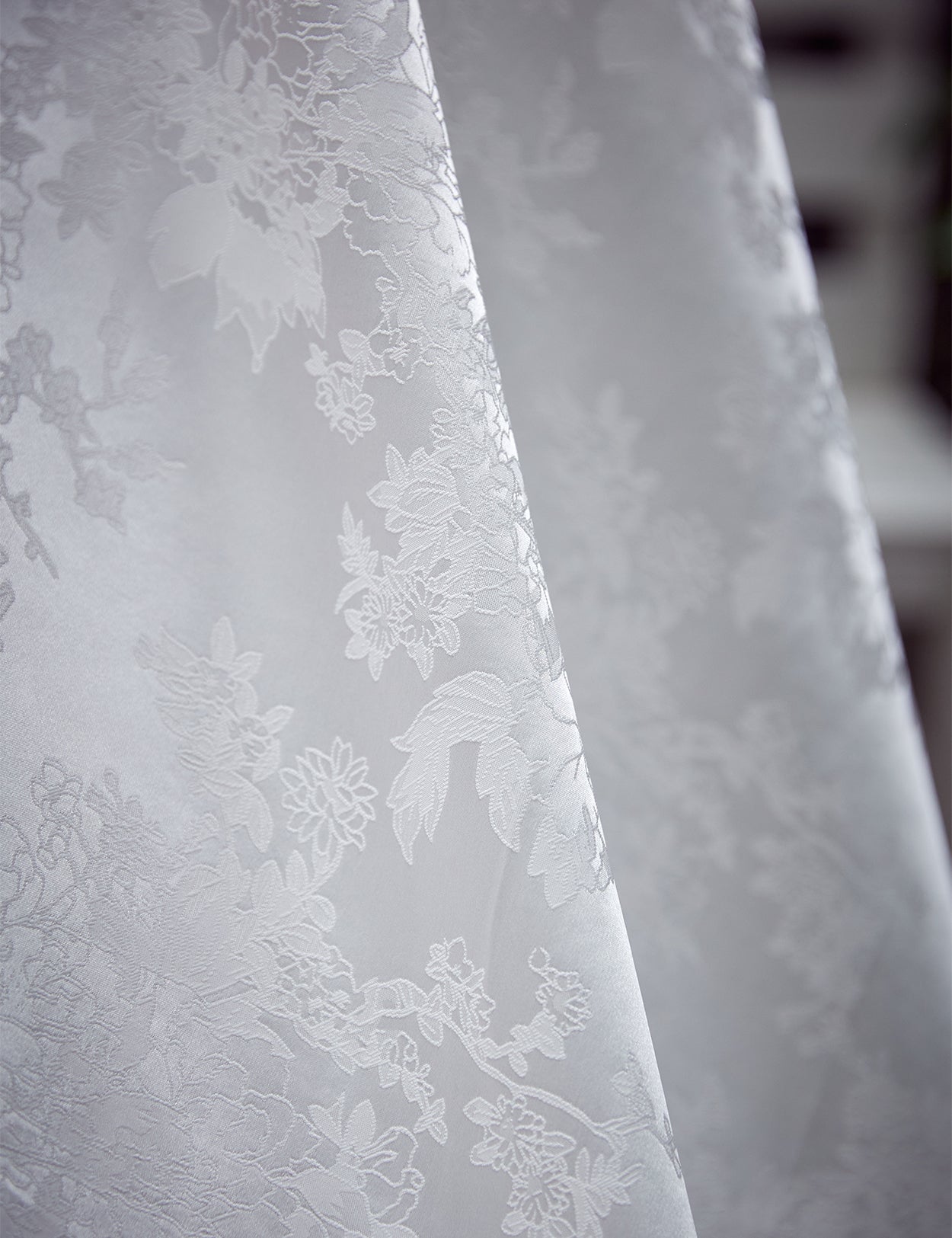 Élégante cape de mariée en satin floral : longueur au sol et traîne cathédrale