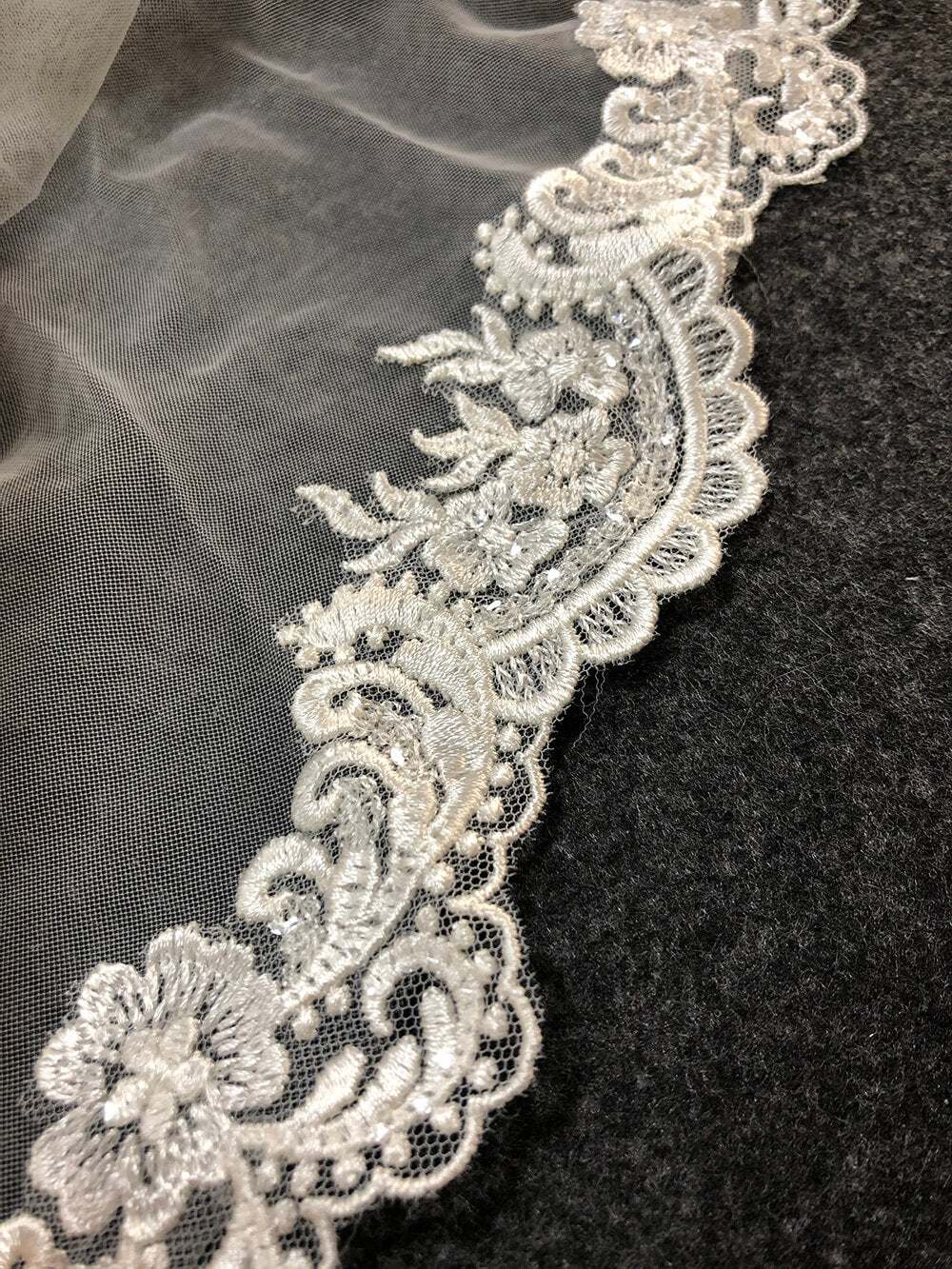 1-Tier-Wedding-Bridal-Veil-with-Metal-Comb-Lace-Applique-Edge-Fingertip-Length-Ivory-White